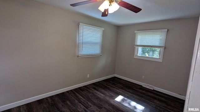 624 S 4TH Street, Eldridge, IA 52748