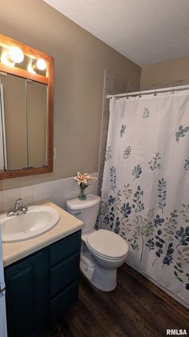 624 S 4TH Street, Eldridge, IA 52748