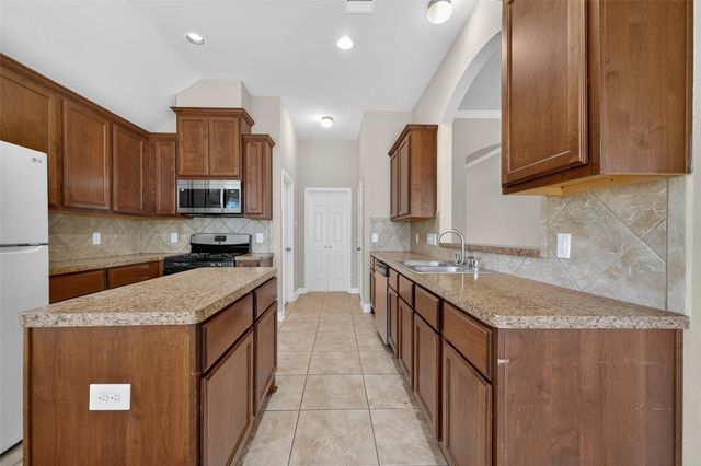 2000 Water Trace Court, Richmond, TX 77469