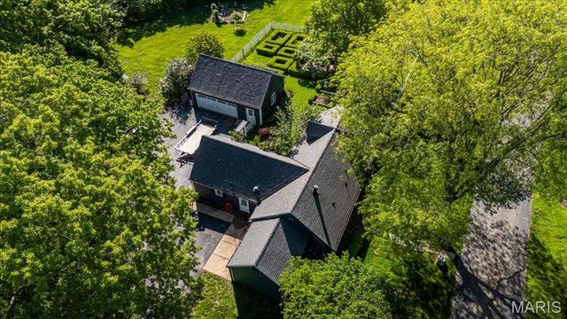 2021 S Warson Road, Ladue, MO 63124