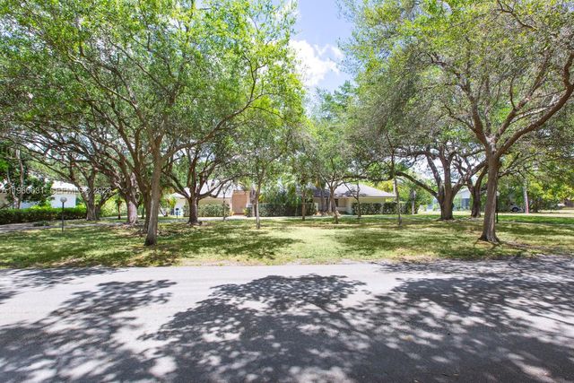 6255 SW 99th Ter, Pinecrest, FL 33156