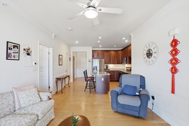 2 Francis Dr 405, Andover, MA 01810