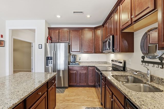 2 Francis Dr 405, Andover, MA 01810