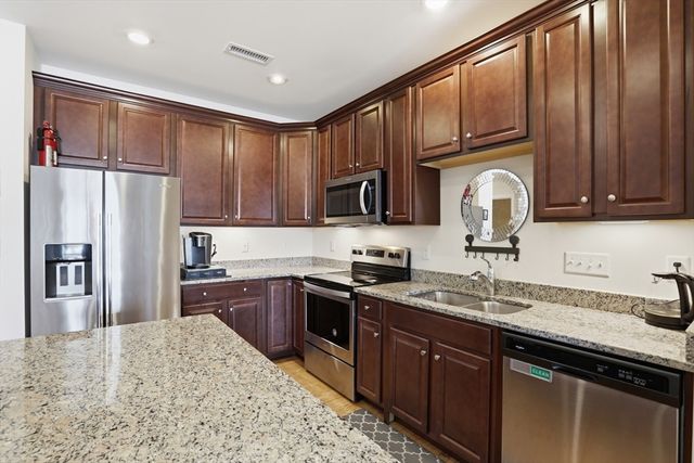 2 Francis Dr 405, Andover, MA 01810