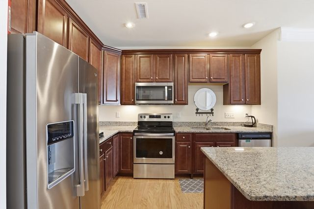 2 Francis Dr 405, Andover, MA 01810