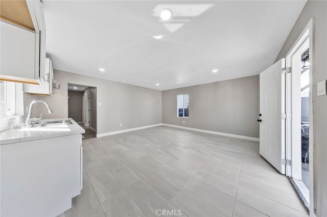 1202 E 76th Street, Los Angeles, CA 90001