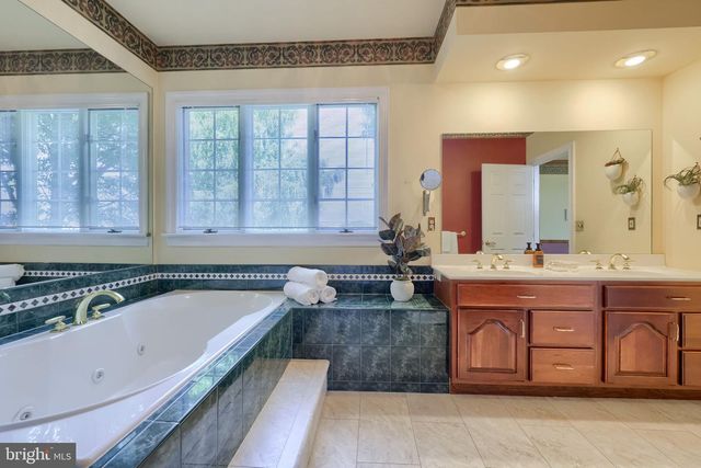6 HIGHLAND DR, Palmyra, PA 17078