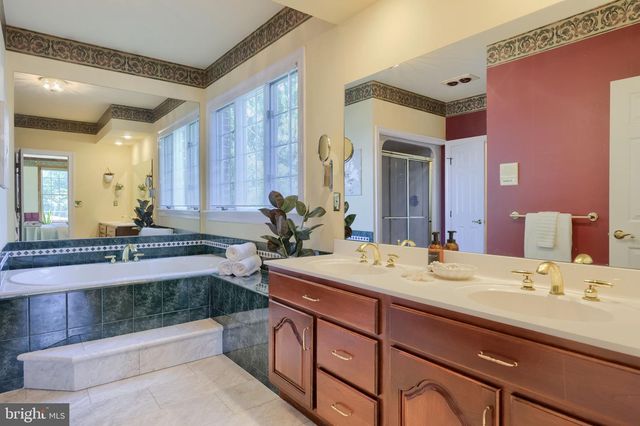 6 HIGHLAND DR, Palmyra, PA 17078
