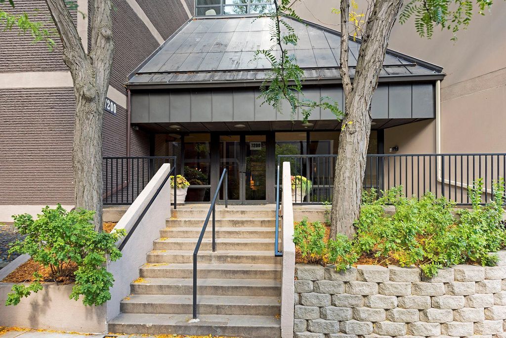 7200 York Avenue S 220, Edina, MN 55435