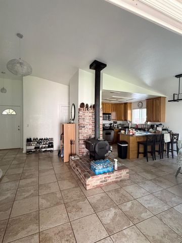 5913 Crowder, Sacramento, CA 95842