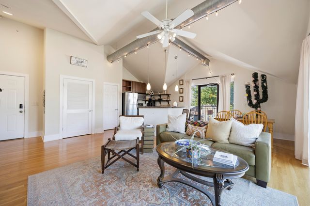 261 S Limestone Street 302, Lexington, KY 40508