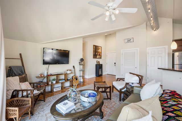 261 S Limestone Street 302, Lexington, KY 40508