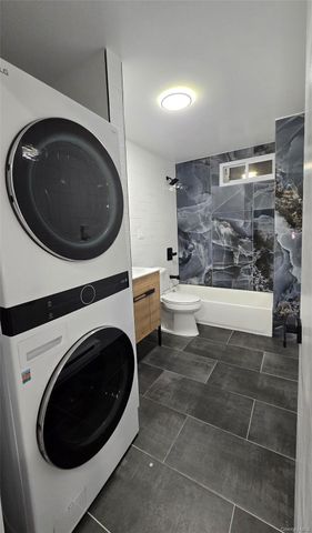 132 Roosevelt Avenue, Valley Stream, NY 11581