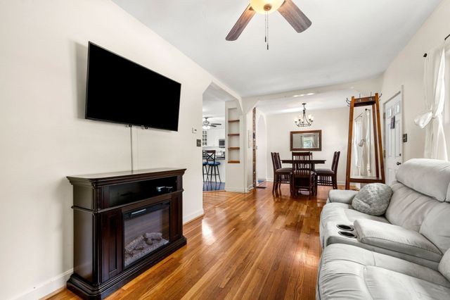 24 Lakeview Ave, Taunton, MA 02780
