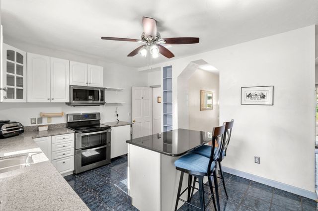 24 Lakeview Ave, Taunton, MA 02780