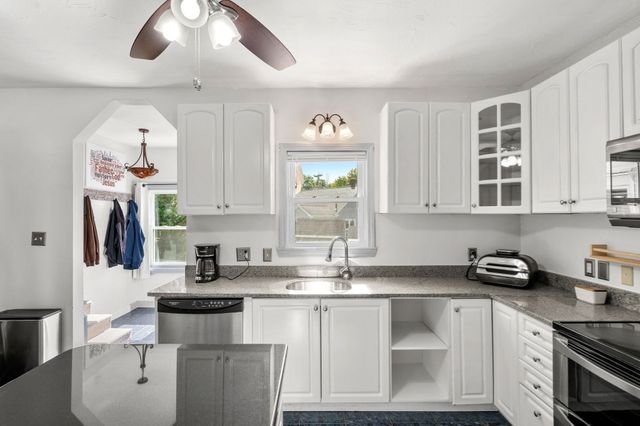 24 Lakeview Ave, Taunton, MA 02780