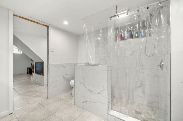 24 Lakeview Ave, Taunton, MA 02780