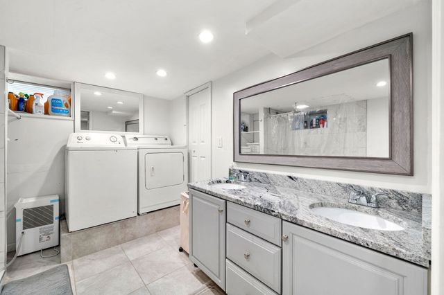 24 Lakeview Ave, Taunton, MA 02780