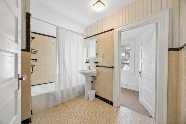 4027 5th Street NE, Columbia Heights, MN 55421