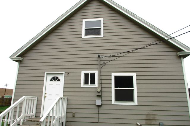 208 N Alder St, Toppenish, WA 98948