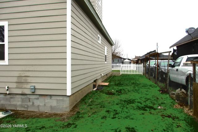 208 N Alder St, Toppenish, WA 98948