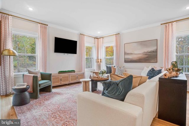 2 REGENT CIR, Hagerstown, MD 21742