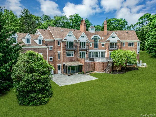 12 Saddle Ridge Road, Old Westbury, NY 11568