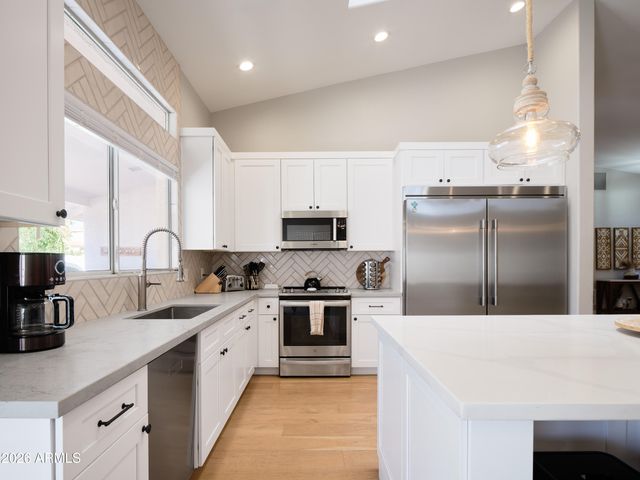 5612 E GRANDVIEW Road, Scottsdale, AZ 85254