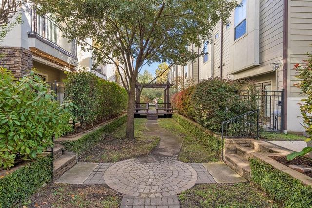 2415 Beall Street, Houston, TX 77008