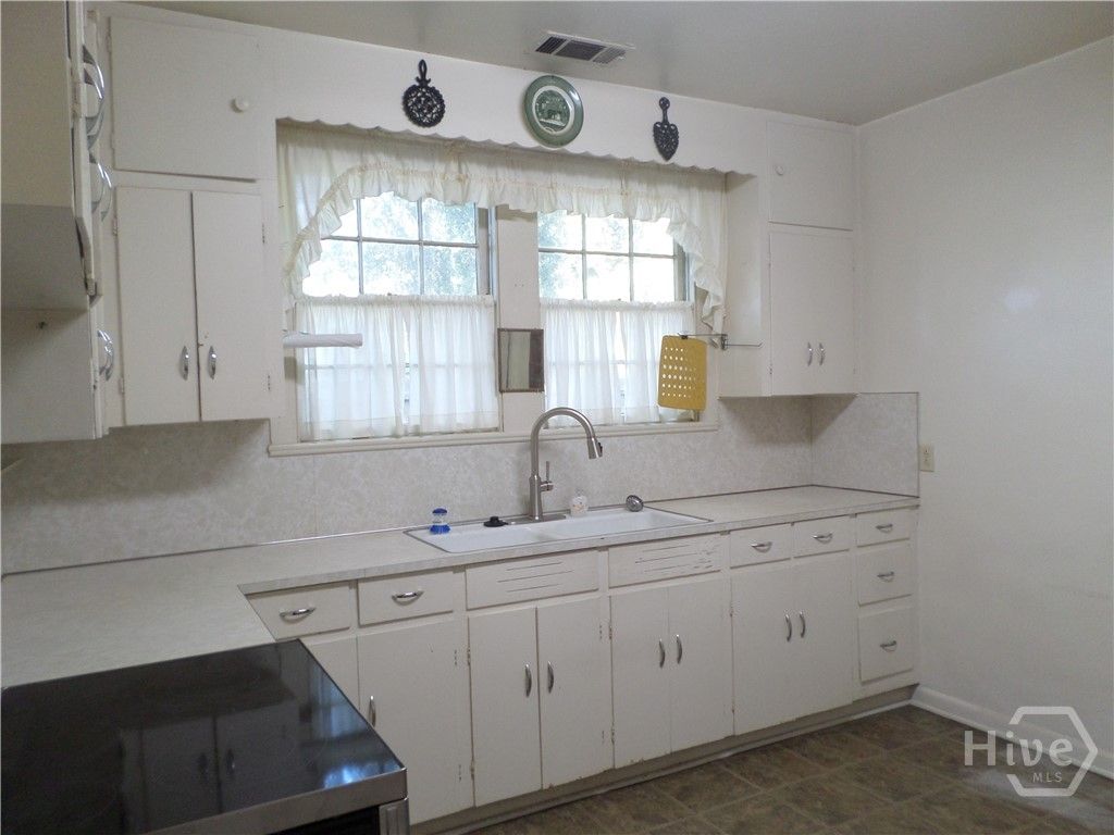 Image 9 of property listing at 8705 Ferguson Avenue, Savannah, GA 31406