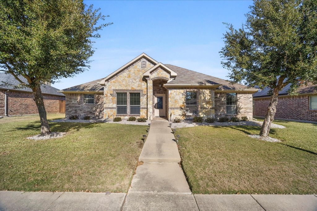 300 Regal Court, Royse City, TX 75189