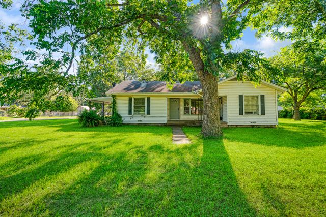 215 2nd Street NE, Detroit, TX 75436