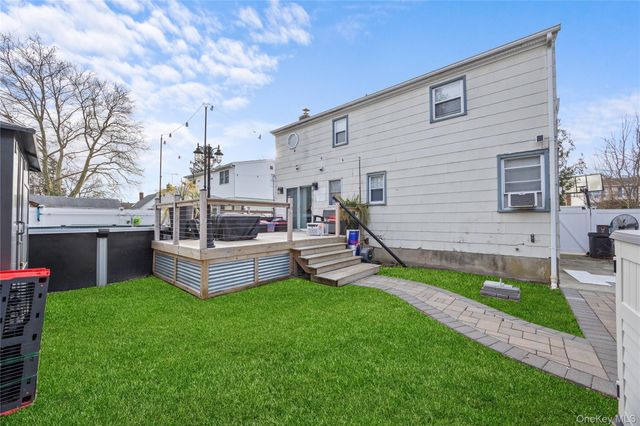 7 East Court, Bethpage, NY 11714