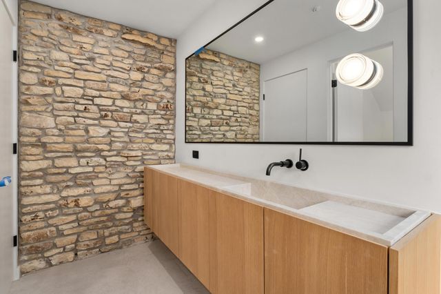 100 Redbud TRL, West Lake Hills, TX 78746