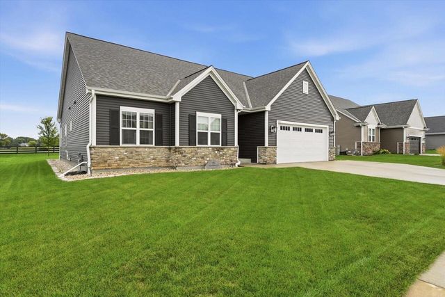 1431 Rosewood PASS, Oconomowoc, WI 53066