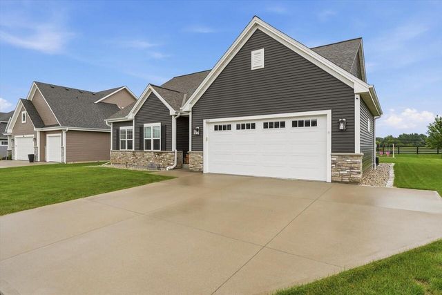 1431 Rosewood PASS, Oconomowoc, WI 53066