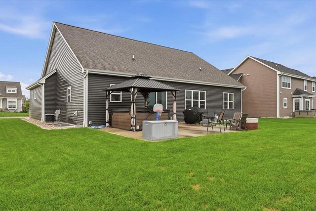 1431 Rosewood PASS, Oconomowoc, WI 53066