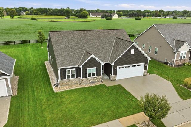 1431 Rosewood PASS, Oconomowoc, WI 53066