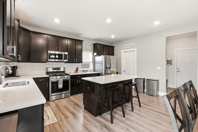 1431 Rosewood PASS, Oconomowoc, WI 53066