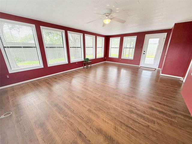 205 Peppermint Drive, Lake Jackson, TX 77566