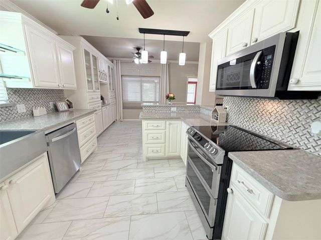 205 Peppermint Drive, Lake Jackson, TX 77566