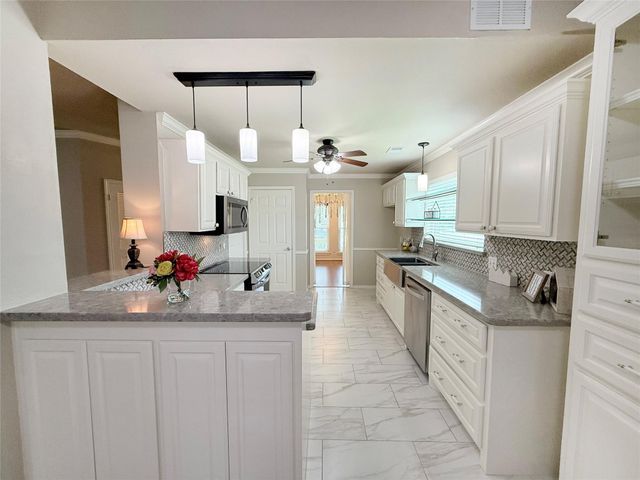 205 Peppermint Drive, Lake Jackson, TX 77566