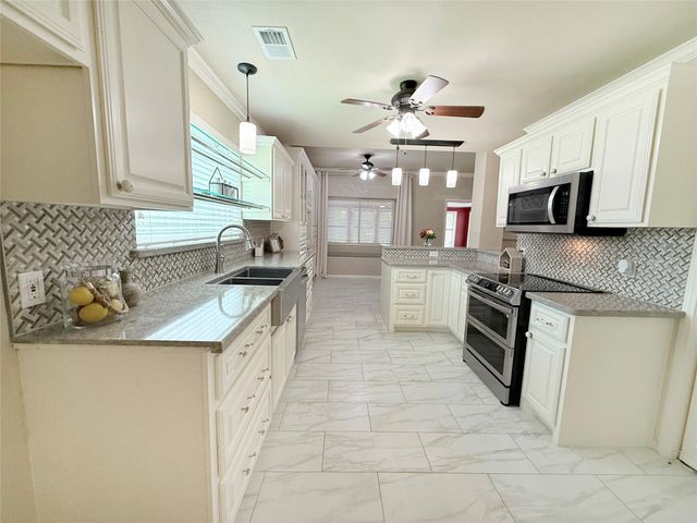 205 Peppermint Drive, Lake Jackson, TX 77566