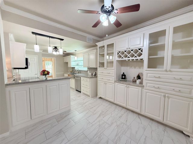 205 Peppermint Drive, Lake Jackson, TX 77566