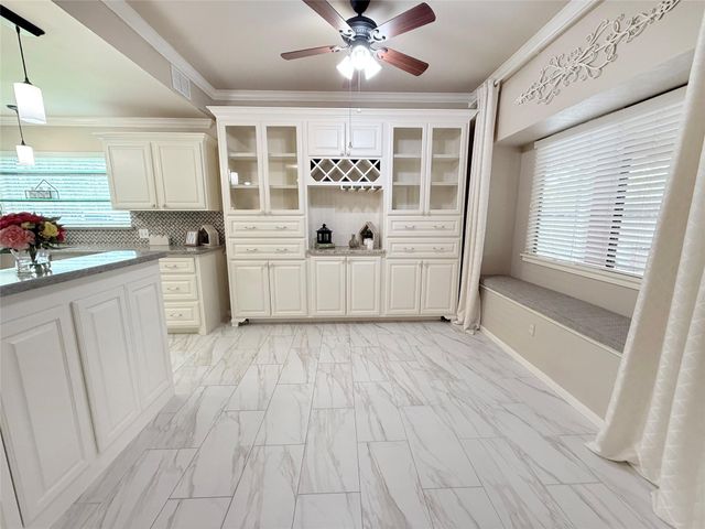 205 Peppermint Drive, Lake Jackson, TX 77566