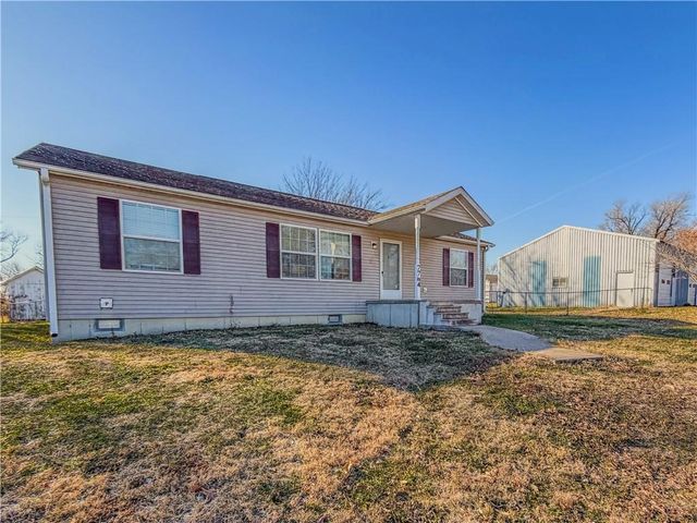 7764 2nd Street, Higginsville, MO 64037