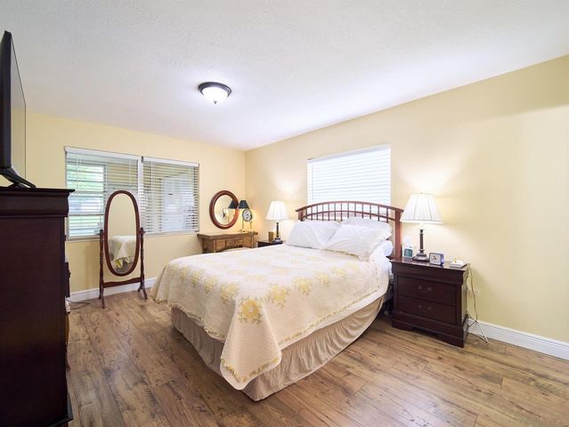 175 Lake Susan Lane, West Palm Beach, FL 33411