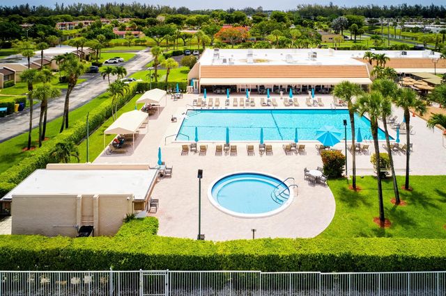 175 Lake Susan Lane, West Palm Beach, FL 33411