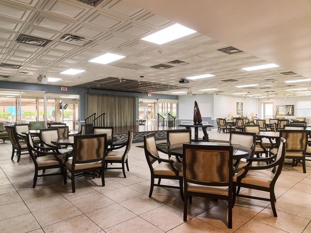 175 Lake Susan Lane, West Palm Beach, FL 33411