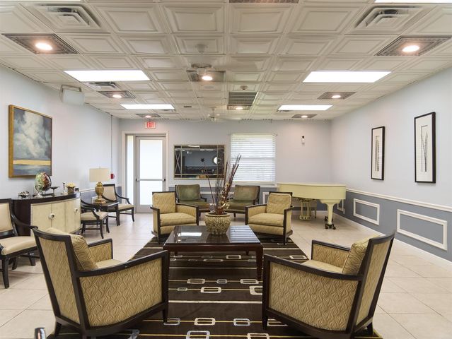 175 Lake Susan Lane, West Palm Beach, FL 33411